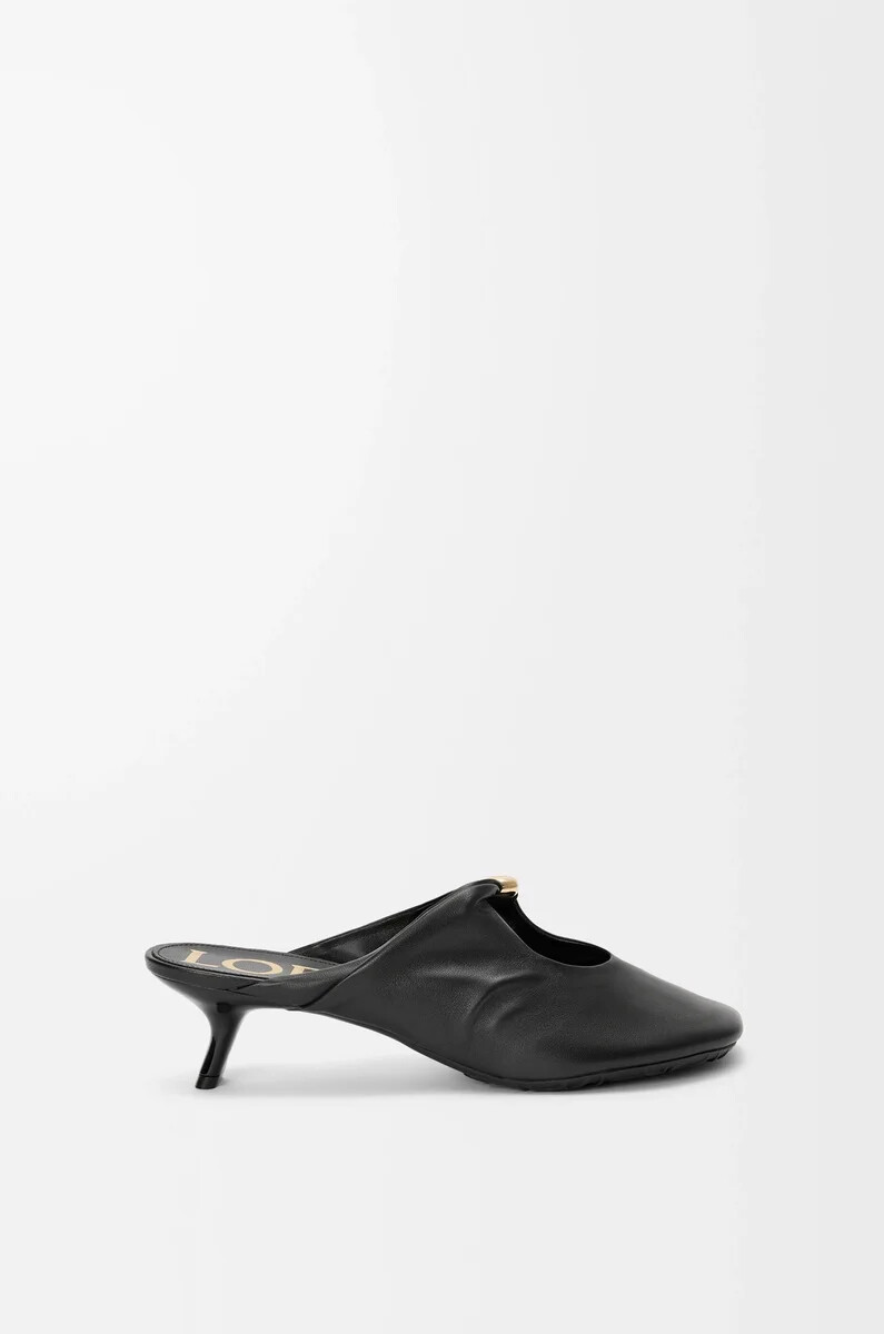pebble soft mule aus schwarzem nappa-lammleder