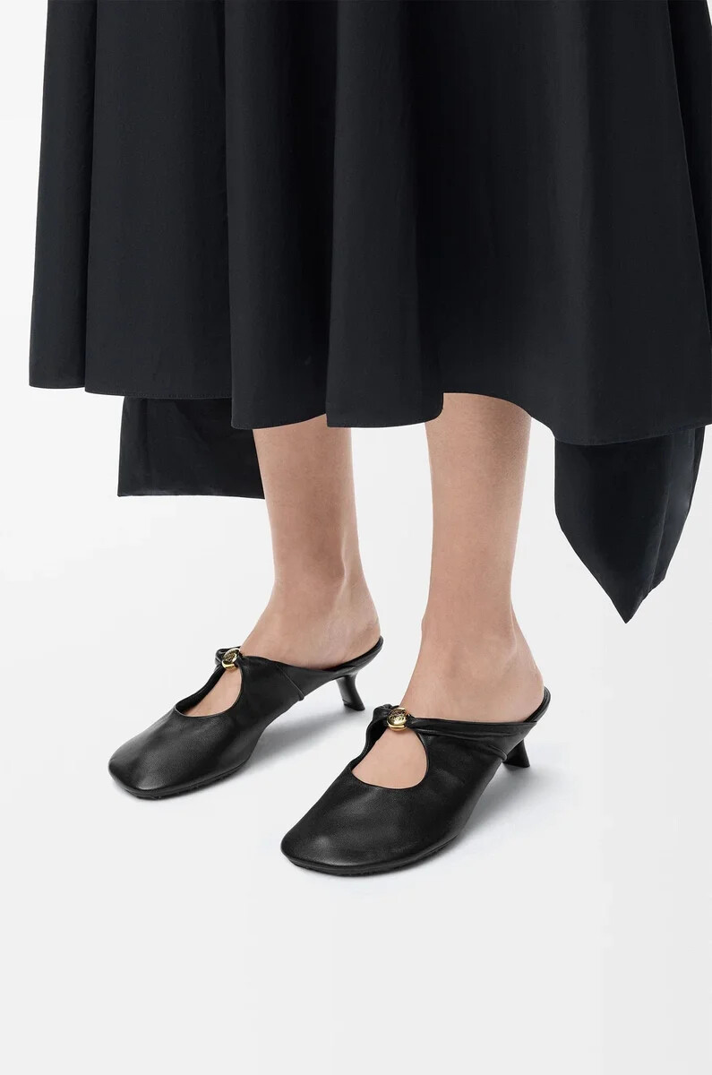 pebble soft mule aus schwarzem nappa-lammleder