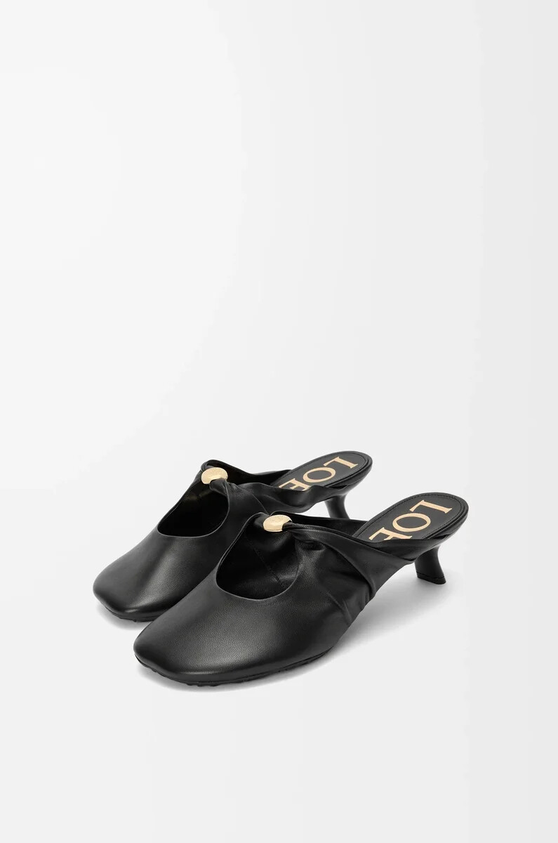 pebble soft mule aus schwarzem nappa-lammleder