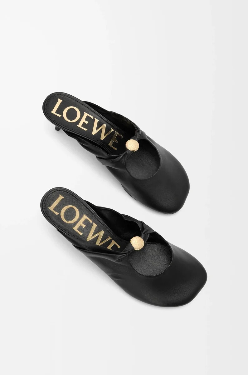 pebble soft mule aus schwarzem nappa-lammleder