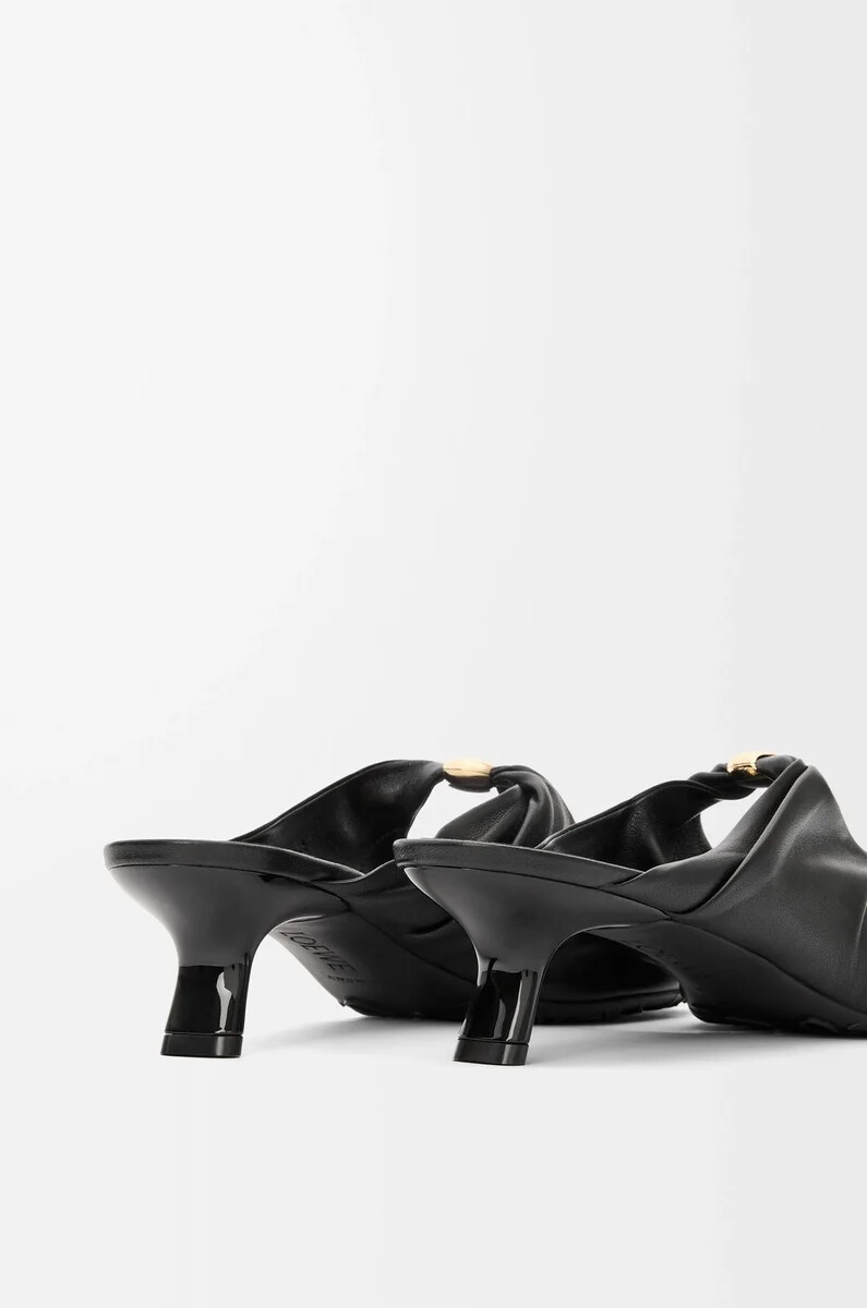 pebble soft mule aus schwarzem nappa-lammleder