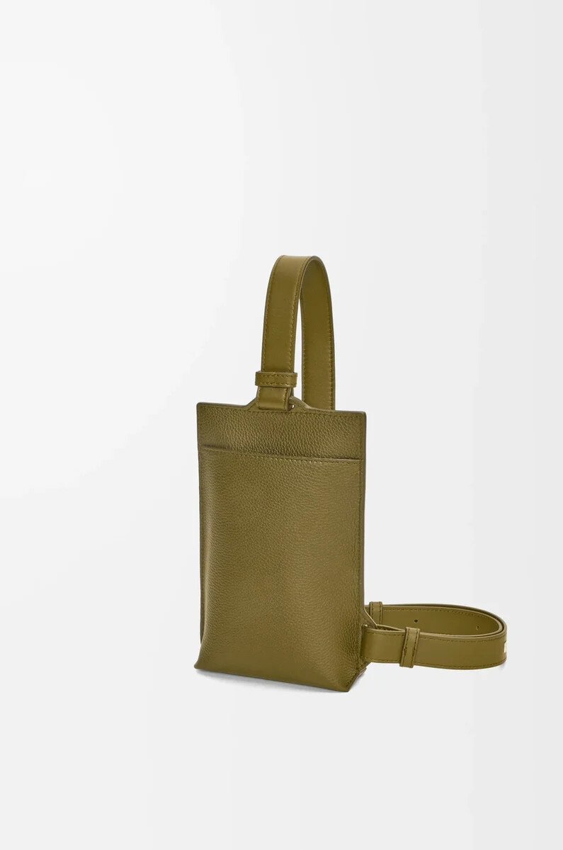 vertical t pocket aus weichem genarbtem kalbsleder olivgrün