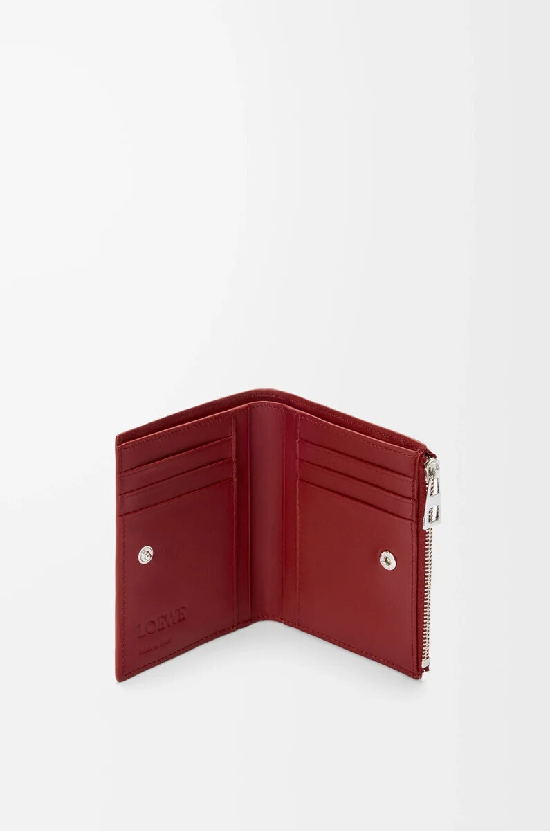 schlankes kompaktes portemonnaie aus klassischem kalbsleder in der farbe burnt red