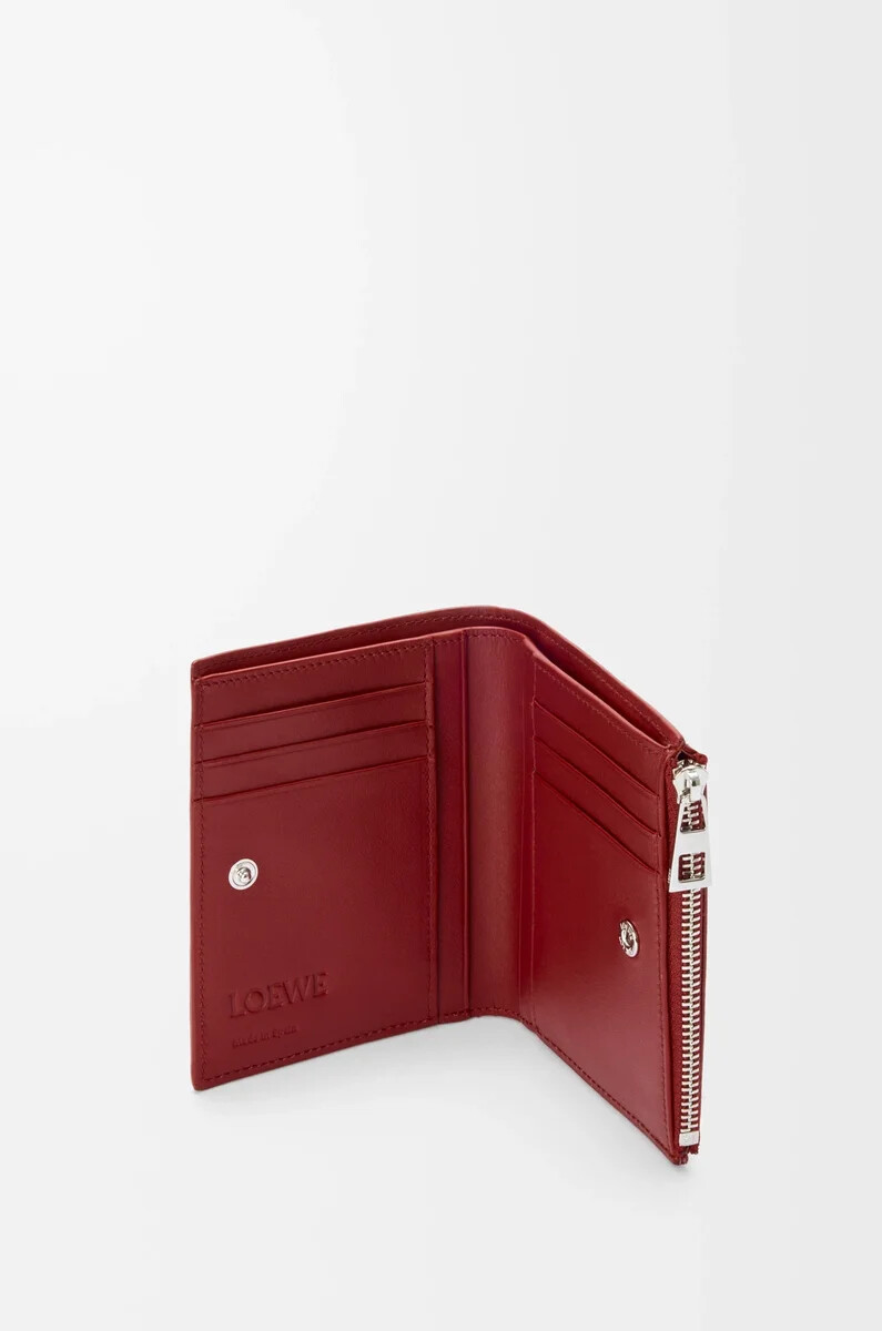 schlankes kompaktes portemonnaie aus klassischem kalbsleder in der farbe burnt red