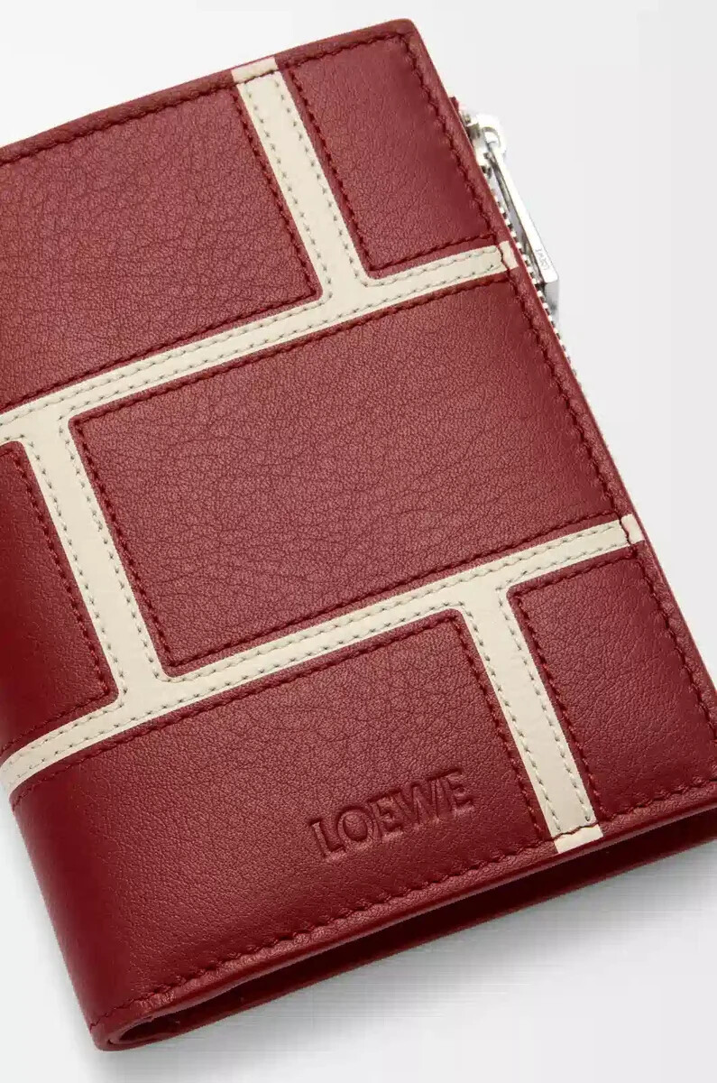 schlankes kompaktes portemonnaie aus klassischem kalbsleder in der farbe burnt red