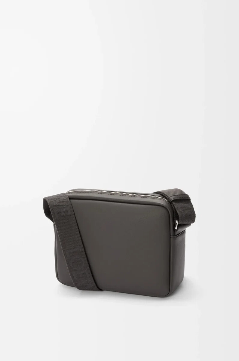 mittelgroße pebble messenger bag aus glattem kalbsleder in dunkelgrau