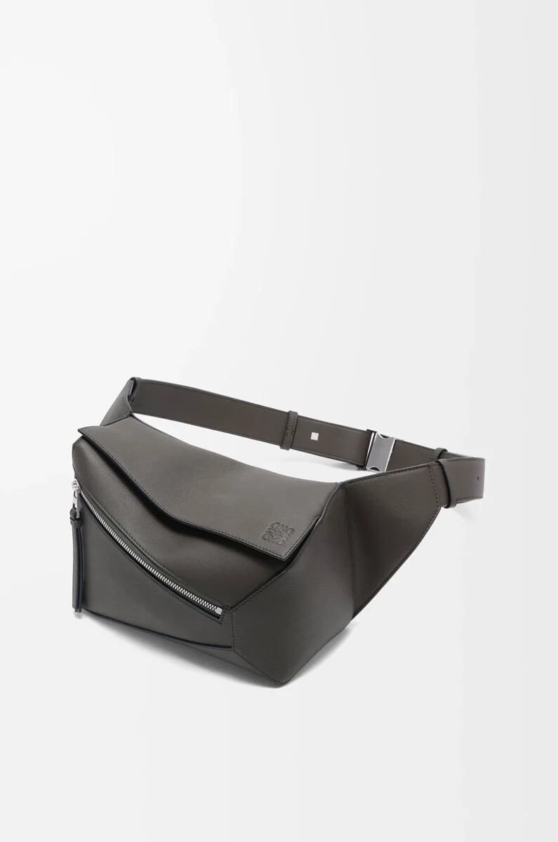 kleine puzzle edge bauchtasche aus klassischem kalbsleder in dunkelgrau