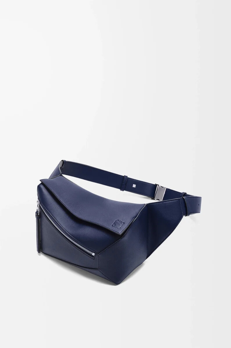 kleine puzzle edge bauchtasche aus klassischem kalbsleder in abyss blue