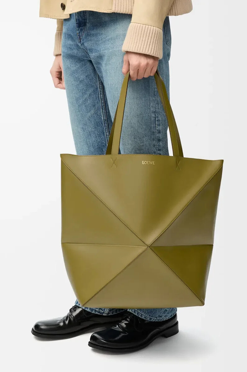 xl puzzle fold tote aus glänzendem kalbsleder in olivgrün