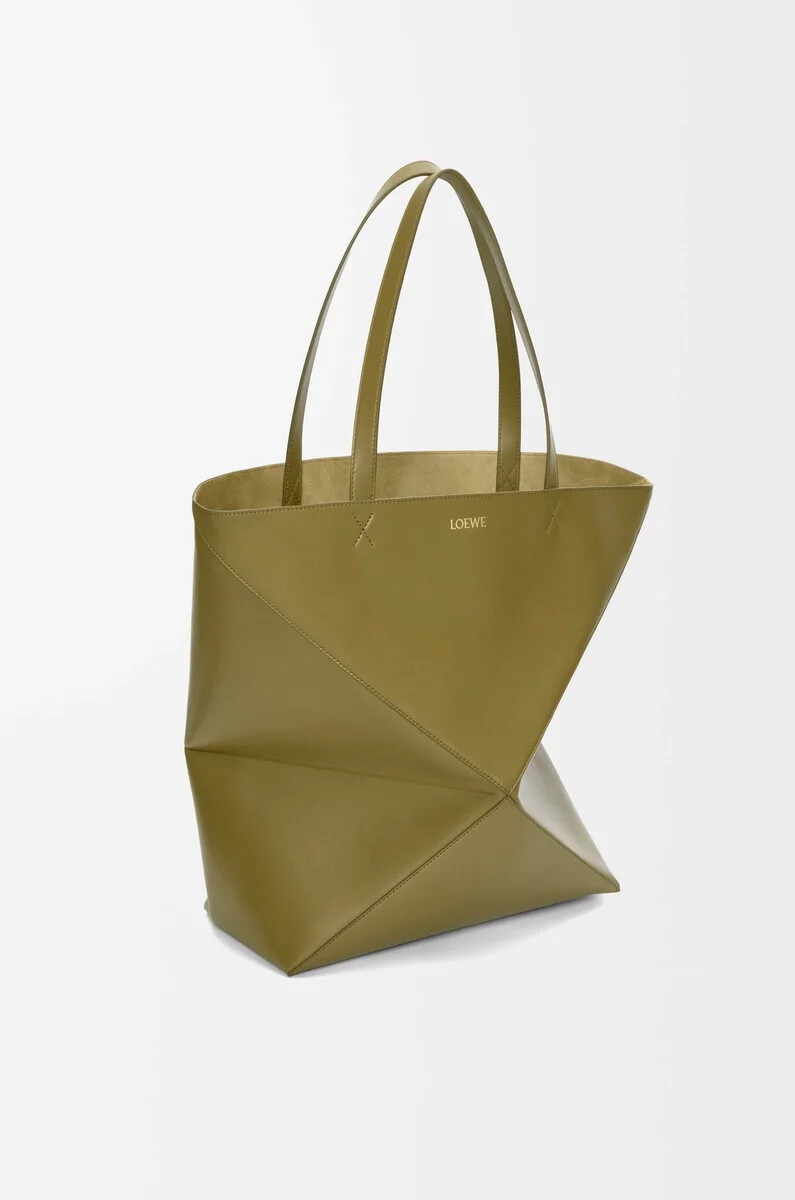 xl puzzle fold tote aus glänzendem kalbsleder in olivgrün