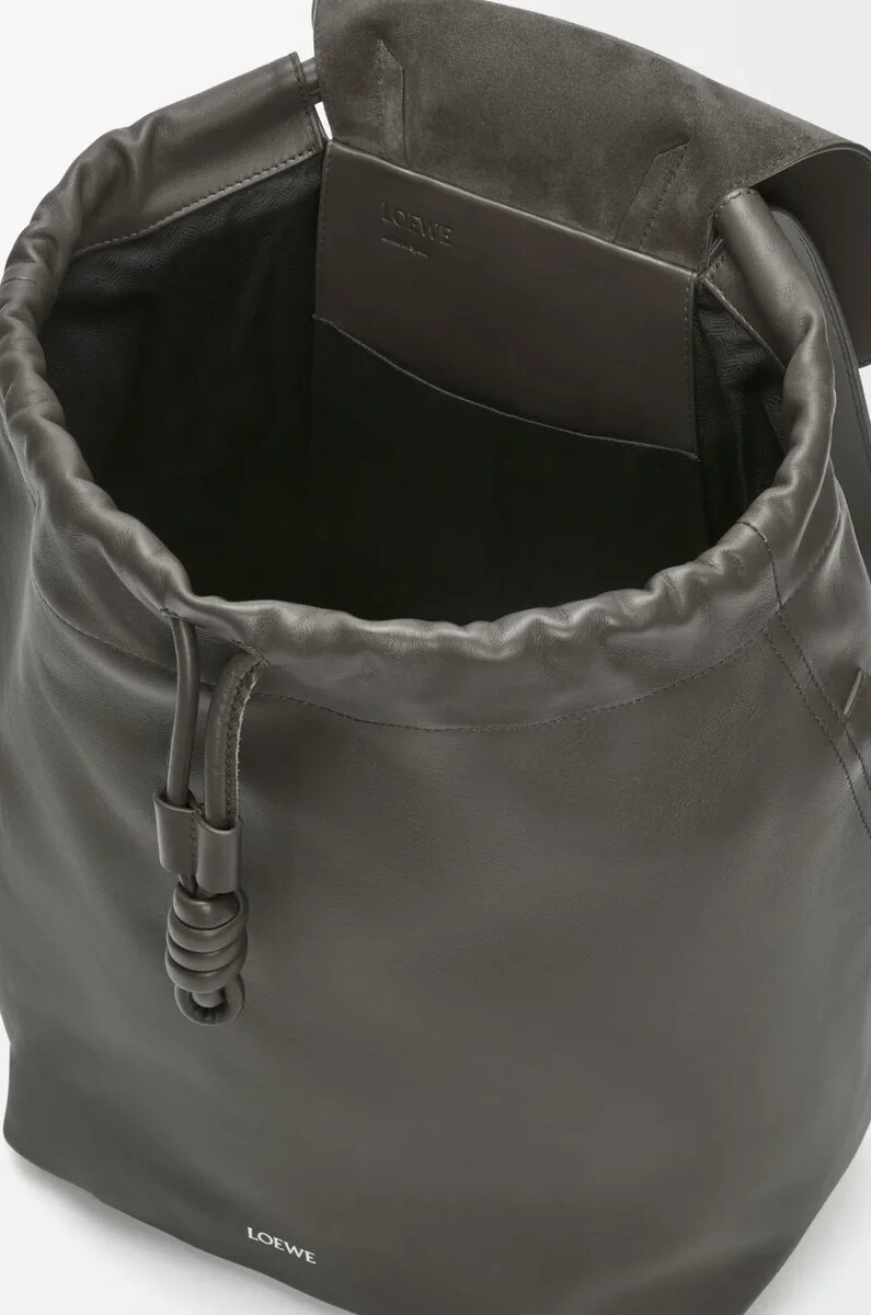 flamenco-rucksack aus glänzendem geschmeidigem kalbsleder dunkelgrau