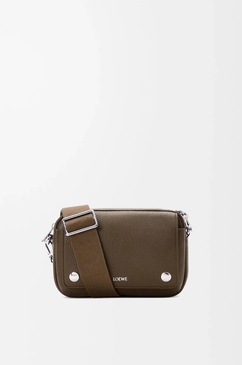 kleine pebble messenger bag aus geschmeidigem genarbtem kalbsleder tundra