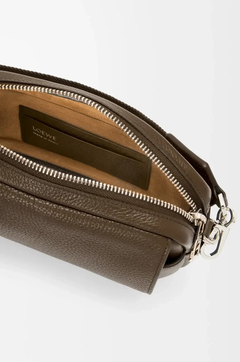 kleine pebble messenger bag aus geschmeidigem genarbtem kalbsleder tundra