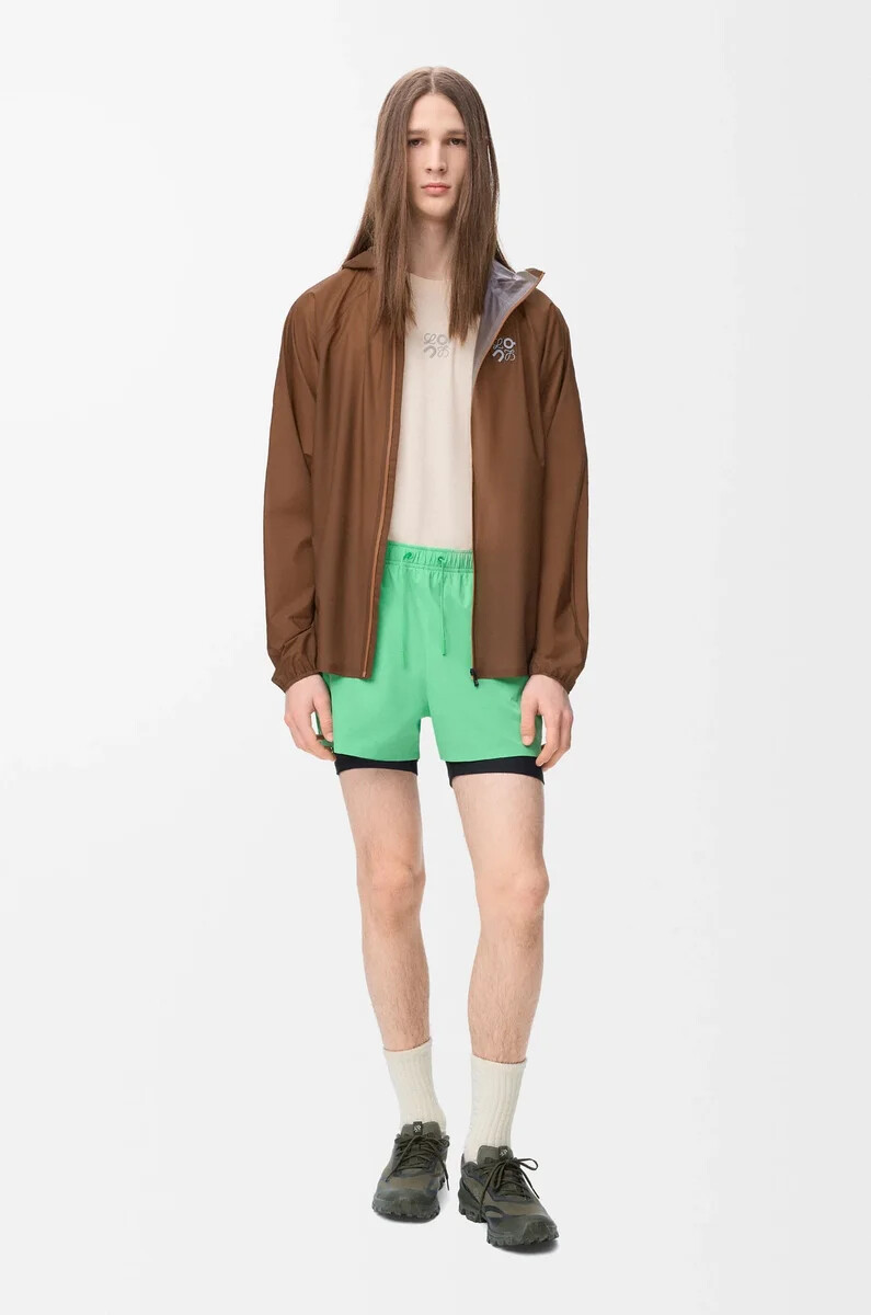 ultra-jacke aus technischem shellmaterial toffee
