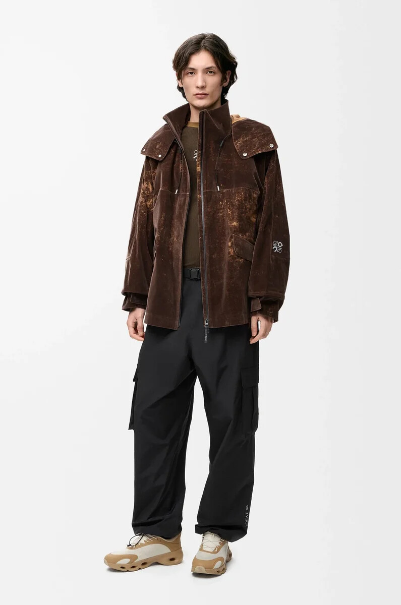 jacke aus beflocktem funktionsmaterial in schokoladenbraun