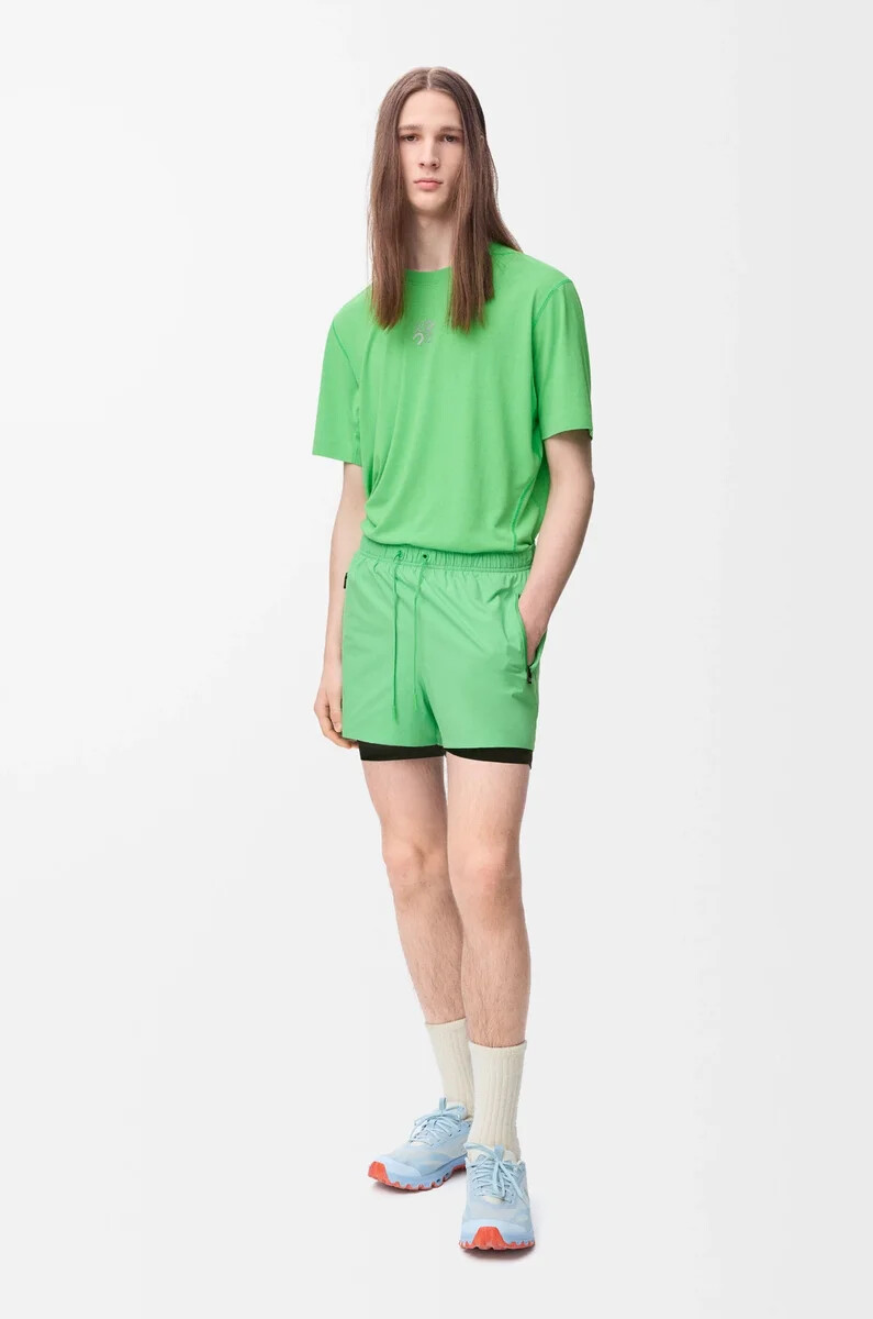 performance-shorts aus technischem shellmaterial in grün