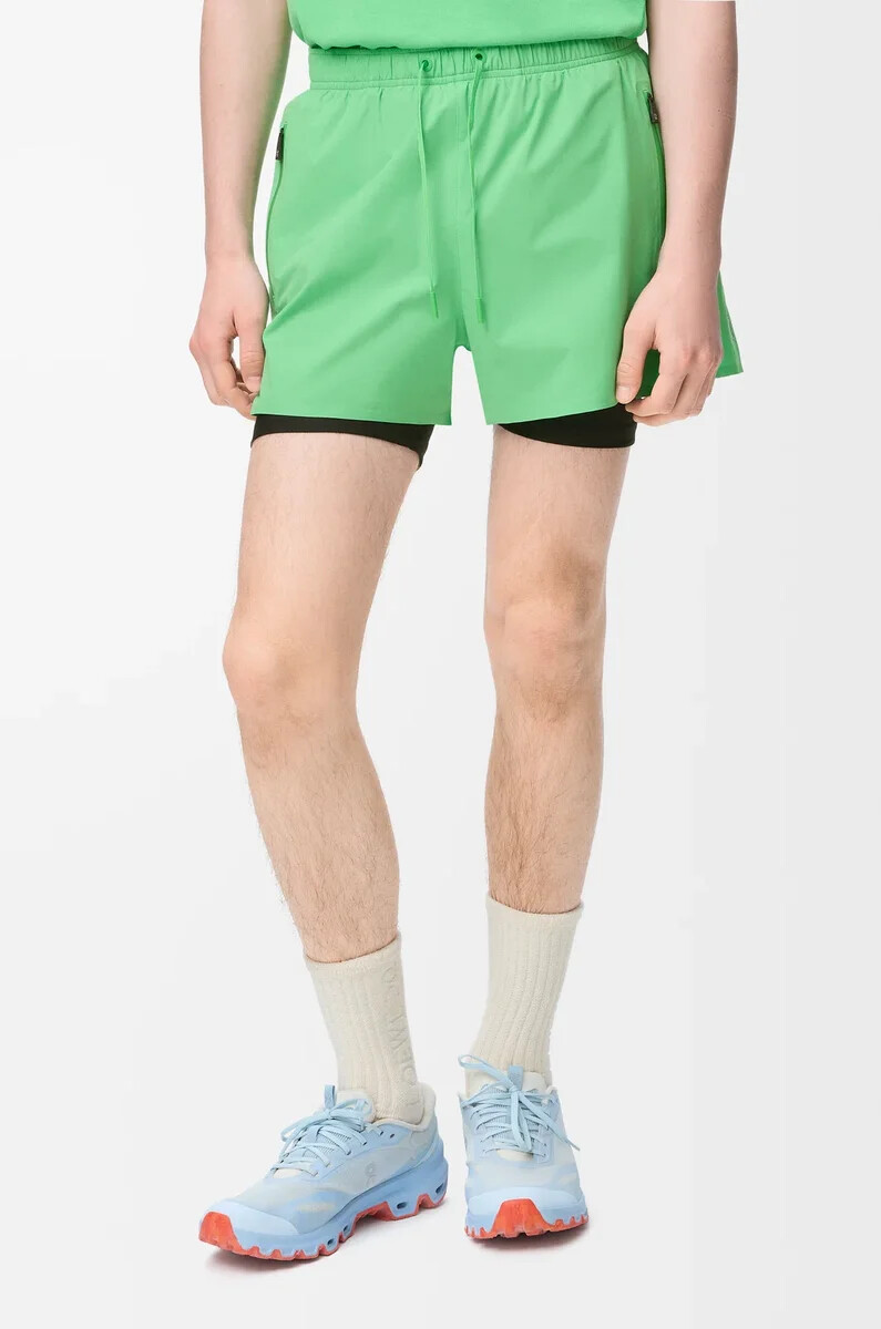 performance-shorts aus technischem shellmaterial in grün