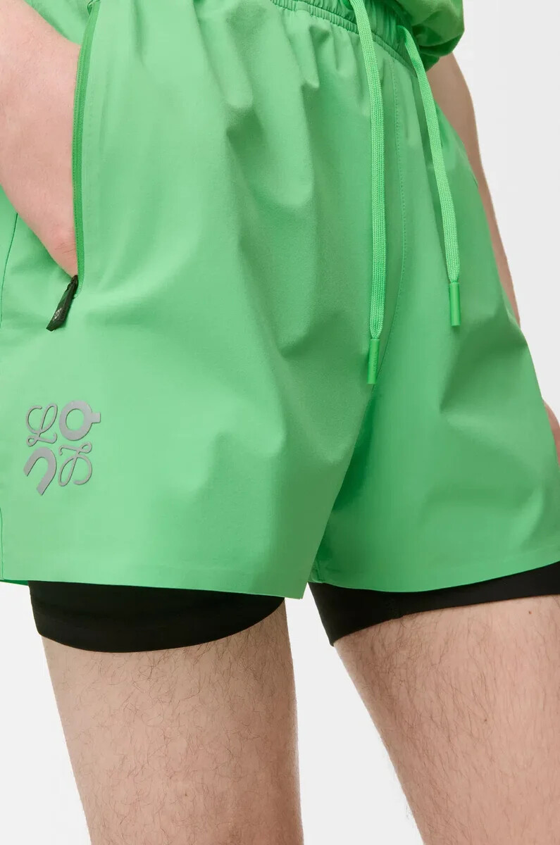 performance-shorts aus technischem shellmaterial in grün
