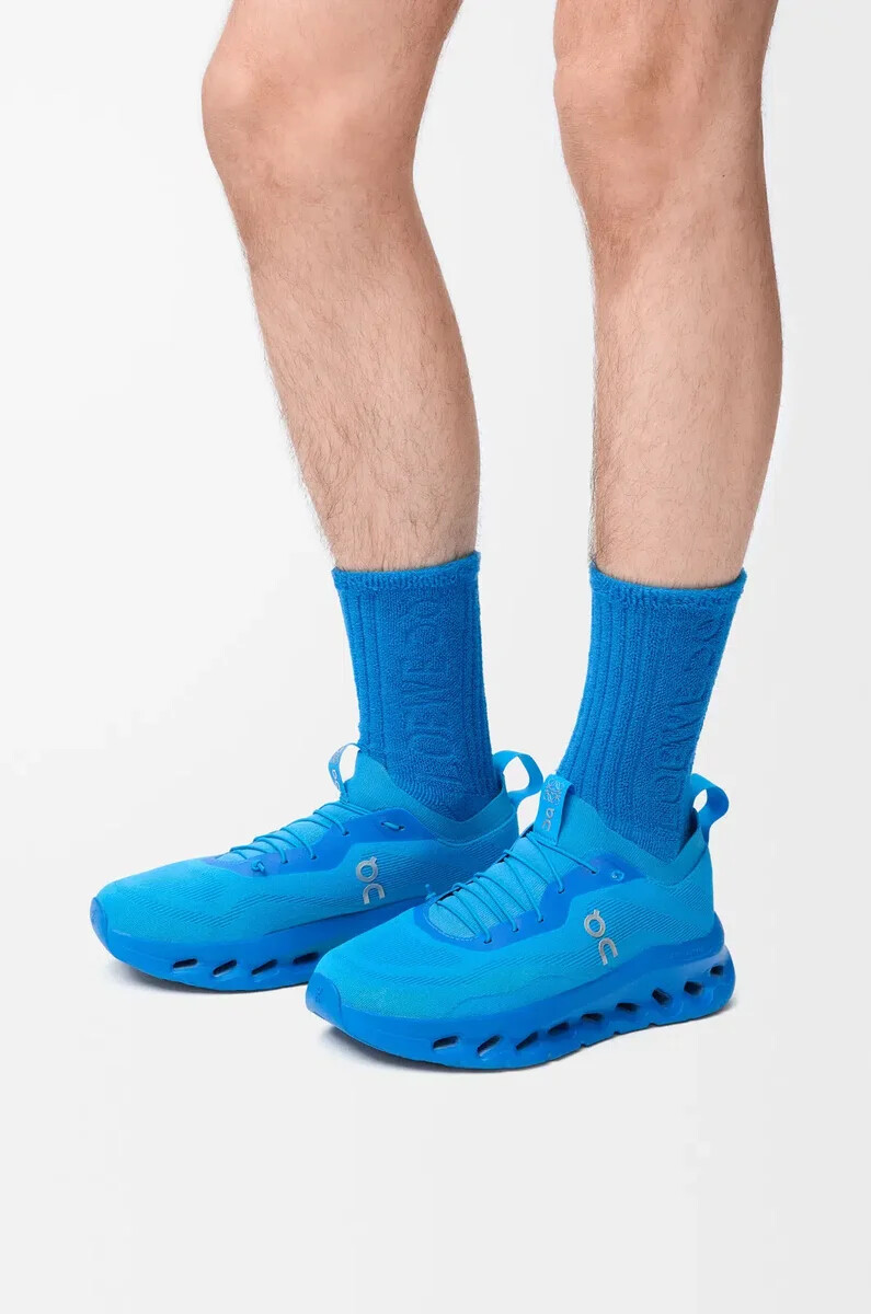 socken aus blauer baumwolle