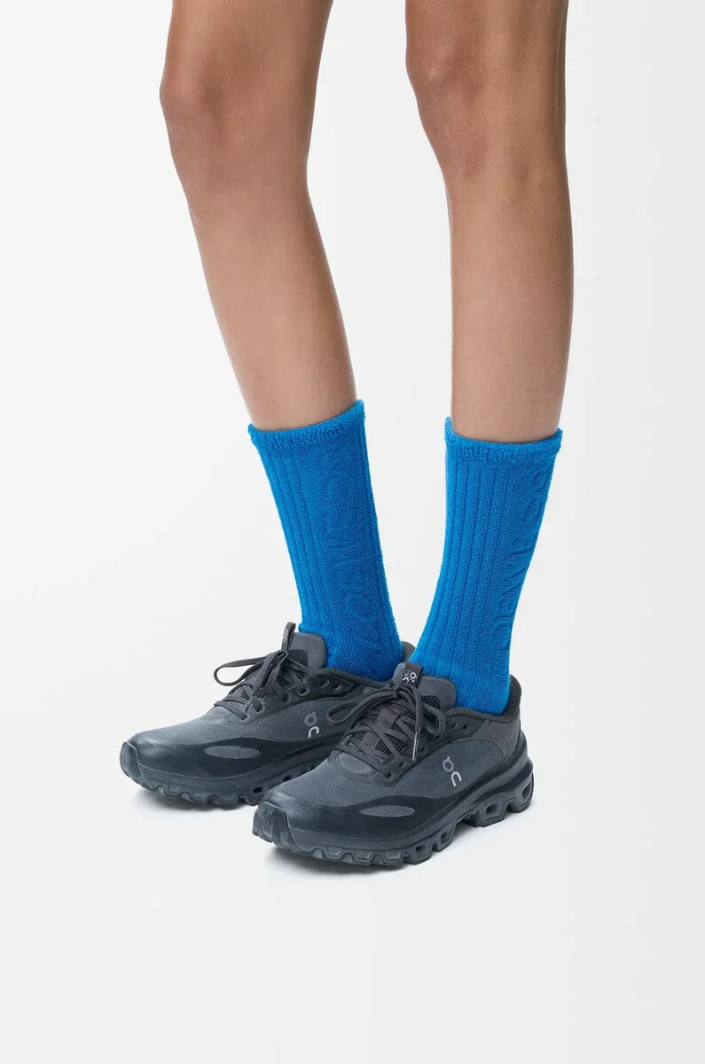 socken aus blauer baumwolle