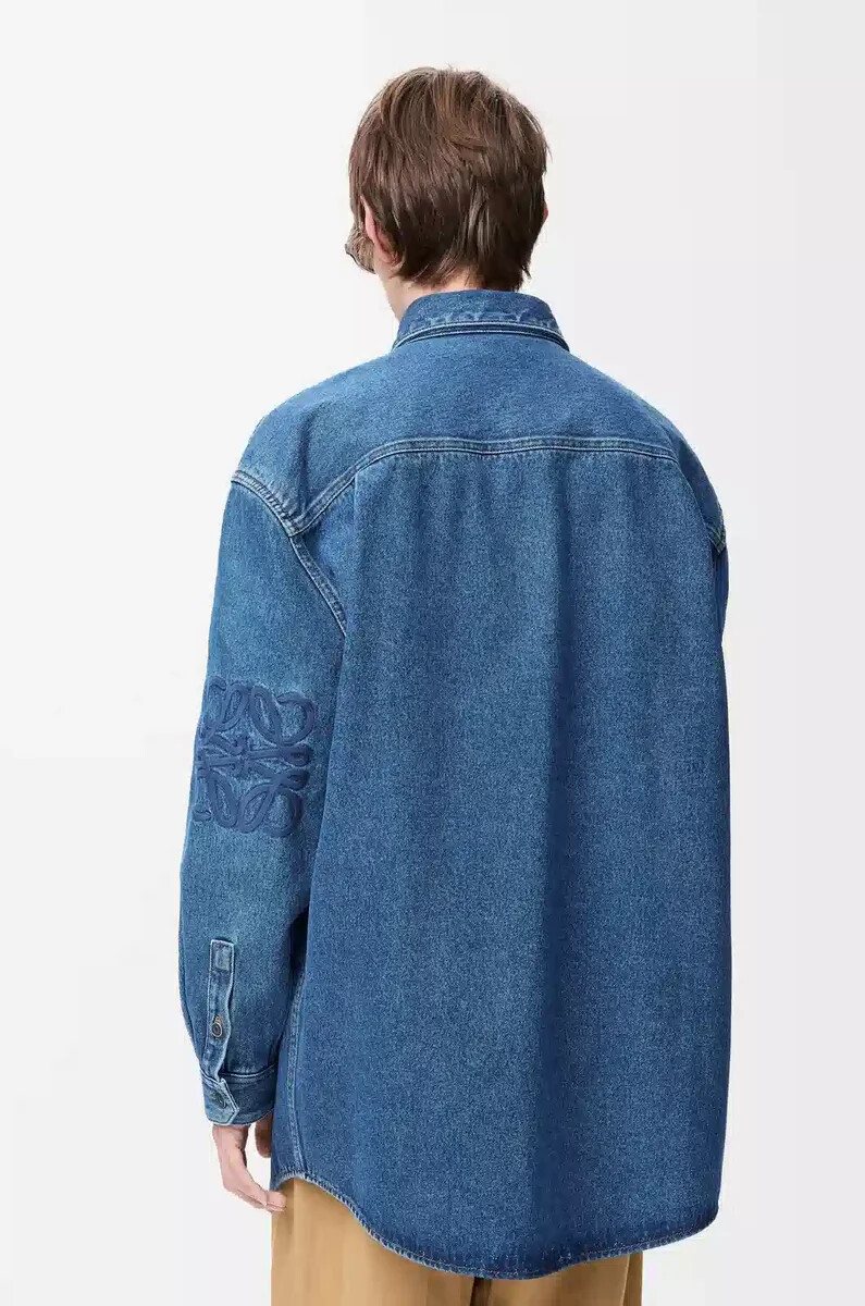 anagram-overshirt aus mittelblauem denim