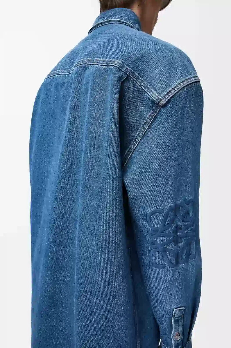 anagram-overshirt aus mittelblauem denim