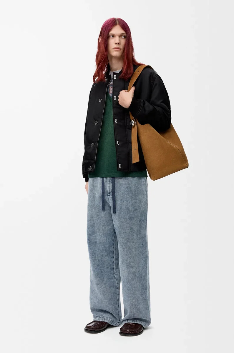schwarze nylonjacke